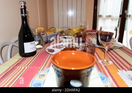 'Bagna Caoda' ein typisches Gericht Norditaliens mit Knoblauchcreme und Sardellen mit gemischtem Gemüse. Stockfoto