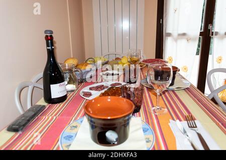 'Bagna Caoda' ein typisches Gericht Norditaliens mit Knoblauchcreme und Sardellen mit gemischtem Gemüse. Stockfoto