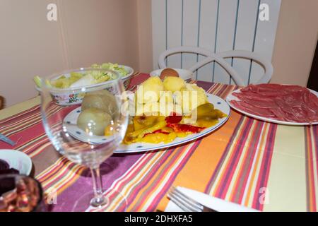 'Bagna Caoda' ein typisches Gericht Norditaliens mit Knoblauchcreme und Sardellen mit gemischtem Gemüse. Stockfoto