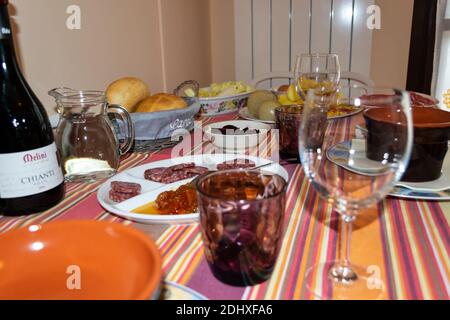 'Bagna Caoda' ein typisches Gericht Norditaliens mit Knoblauchcreme und Sardellen mit gemischtem Gemüse. Stockfoto