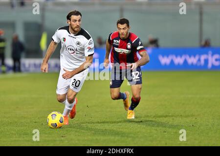 Crotone, Italien. Dezember 2020. Simone Bastoni (Spezia Calcio) während der Serie EIN Fußballspiel zwischen FC Crotone - Spezia Calcio, Stadio Ezio Scida am 12. Dezember 2020 in Crotone Italy/LM Credit: Emmanuele Mastrodonato/LPS/ZUMA Wire/Alamy Live News Stockfoto