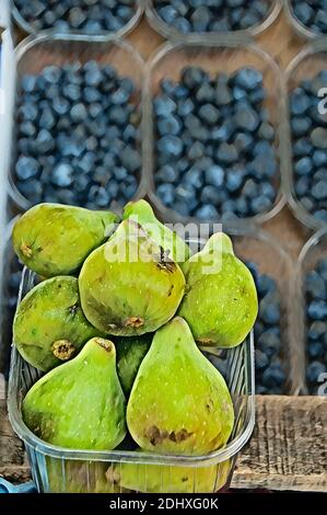 Afrika, Marokko, Casablanca. Central Market (alias Olive Market) Korb mit Feigen vor Heidelbeeren. Computer verbessert. Stockfoto