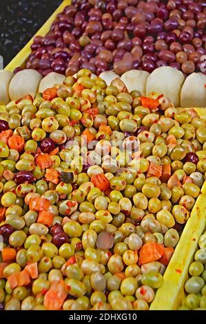 Marokko, Tetouan. Historischer Medina Basar, frische Produkte stehen. Marokkanische Spezialität, bunt gewürzte Oliven. Computer verbessert. Stockfoto