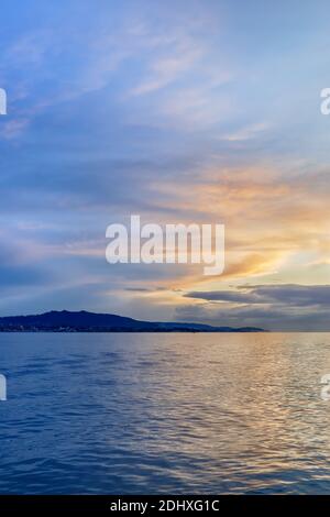 Wolkenlandschaft über dem Meer im Herbst in Galicien Spanien Stockfoto