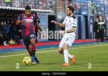 Crotone, Italien. Dezember 2020. Junior Messia (Crotone FC) während der Serie EIN Fußballspiel zwischen FC Crotone - Spezia Calcio, Stadio Ezio Scida am 12. Dezember 2020 in Crotone Italien/LM Credit: Emmanuele Mastrodonato/LPS/ZUMA Wire/Alamy Live News Stockfoto