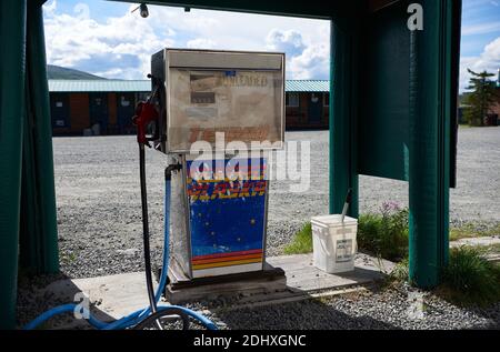 Eine Gaspumpe an einer Tankstelle auf dem Denali Highway, mit handgeschriebenem Benzinpreis auf einem Stück Papier. Stockfoto