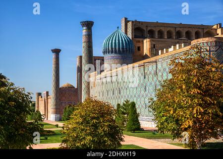 Östliche Architektur - Kuppeln und Minarette von Madrasah auf Registan-Platz, Samarkand, Usbekistan Stockfoto