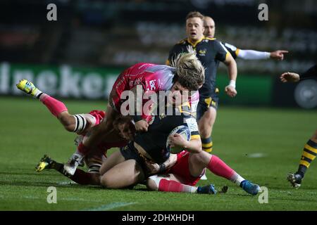 Newport, Großbritannien. Dezember 2020. Alfie Barbeary von Wespen wird von Richard Hibbard von den Drachen zu Boden gepackt. Heineken Champions Cup Rugby, Dragons V Wesps, Gruppe EINE Runde ein Spiel bei Rodney Parade in Newport am Samstag 12. Dezember 2020. Bild von Andrew Orchard / Andrew Orchard Sport Fotografie / Alamy Live-Nachrichten Kredit: Andrew Orchard Sport Fotografie / Alamy Live News Stockfoto