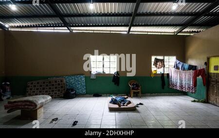 Die Überlebenden des Hurrikans Eta und des Hurrikans Iota warten darauf, dass die Flutwasser zurücktreten, damit sie nach Hause zurückkehren können, Sula Valley, Honduras Stockfoto