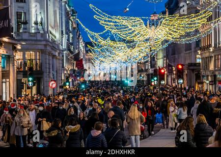 London, Großbritannien. Dezember 2020. Die Straße kann sehr belebt aussehen (vor allem am späten Nachmittag) aus einigen Winkeln, aber eine weite Aussicht zeigt, dass es viel Platz für soziale Distanzierung gibt - Regent Street ist Fußgängerzone, an den letzten Samstagen vor Weihnachten, und die Käufer sind jetzt draußen, die Geschäfte sind wieder geöffnet. Aber dies sind immer noch schwierige Zeiten für Einzelhändler, wie sie versuchen, aufzuholen, nachdem die zweite Coronavirus Lockdown endet und Tier 3 für London ist eine deutliche Möglichkeit. Kredit: Guy Bell/Alamy Live Nachrichten Stockfoto