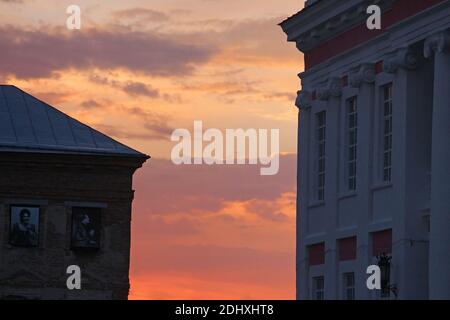 TULCHYN, UKRAINE - 05. JUNI 2017: Potocki Palast bei Sonnenuntergang. OperaFestTulchyn, internationales Open-Air-Opernfestival, fand in Tulchyn statt Stockfoto