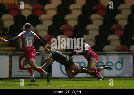 Newport, Großbritannien. Dezember 2020. Tom Cruse von Wesps erzielt seinen Teams den ersten Versuch. Heineken Champions Cup Rugby, Dragons V Wesps, Gruppe EINE Runde ein Spiel bei Rodney Parade in Newport am Samstag 12. Dezember 2020. Bild von Andrew Orchard / Andrew Orchard Sport Fotografie / Alamy Live-Nachrichten Kredit: Andrew Orchard Sport Fotografie / Alamy Live News Stockfoto