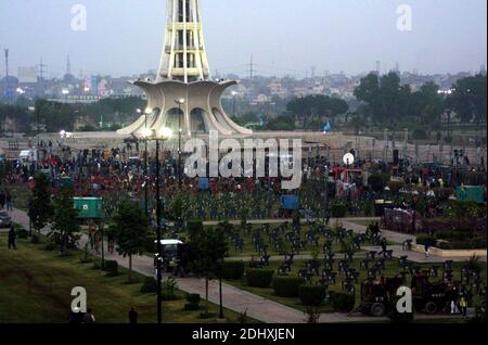 Die Vorbereitungen für die bevorstehende öffentliche Versammlung der Demokratischen Bewegung Pakistans (PDM) in Minar-e-Pakistan in Lahore am Samstag, dem 12. Dezember 2020, sind im Gange. Stockfoto