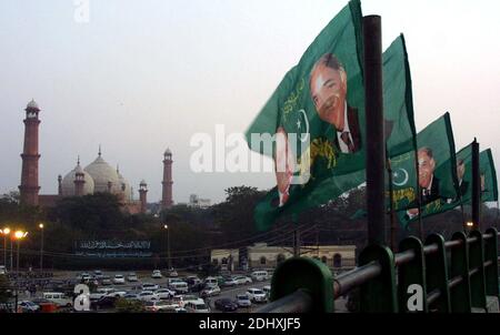 Die Vorbereitungen für die bevorstehende öffentliche Versammlung der Demokratischen Bewegung Pakistans (PDM) in Minar-e-Pakistan in Lahore am Samstag, dem 12. Dezember 2020, sind im Gange. Stockfoto