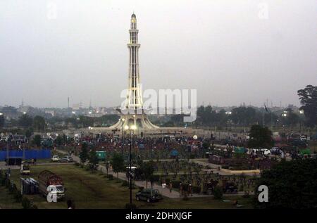 Die Vorbereitungen für die bevorstehende öffentliche Versammlung der Demokratischen Bewegung Pakistans (PDM) in Minar-e-Pakistan in Lahore am Samstag, dem 12. Dezember 2020, sind im Gange. Stockfoto