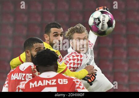 Mainz, Deutschland. Dezember 2020. Fußball: Bundesliga, FSV Mainz 05 - 1 FC Köln, 11. Spieltag. Mainzer Torwart Robin Zentner geht kurz vor dem Schlusspfiff in den gegnerischen Strafraum. Quelle: Torsten Silz/dpa - WICHTIGER HINWEIS: Gemäß den Bestimmungen der DFL Deutsche Fußball Liga und des DFB Deutscher Fußball-Bund ist es untersagt, im Stadion und/oder aus dem Spiel aufgenommene Aufnahmen in Form von Sequenzbildern und/oder videoähnlichen Fotoserien zu nutzen oder auszunutzen./dpa/Alamy Live News Stockfoto