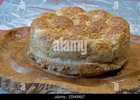 Frisch gebackenes hausgemachtes Käsebrot Ring auf Holz-Olivenbrot Platine Stockfoto