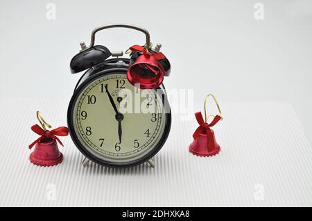 Nahaufnahme eines schwarzen Retro-Weckers mit drei roten Glocken, isoliert auf weißem Hintergrund Stockfoto