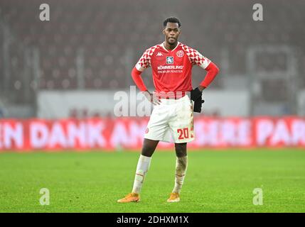 Mainz, Deutschland. Dezember 2020. Fußball: Bundesliga, FSV Mainz 05 - 1 FC Köln, 11. Spieltag. Edmilson Fernandes aus Mainz nach der Schlusspfeife. Quelle: Torsten Silz/dpa - WICHTIGER HINWEIS: Gemäß den Bestimmungen der DFL Deutsche Fußball Liga und des DFB Deutscher Fußball-Bund ist es untersagt, im Stadion und/oder aus dem Spiel aufgenommene Aufnahmen in Form von Sequenzbildern und/oder videoähnlichen Fotoserien zu nutzen oder auszunutzen./dpa/Alamy Live News Stockfoto