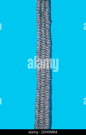 Paracord Gürtel bildet Grenze auf blauem Hintergrund Stockfoto