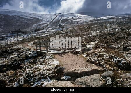 Dunkle Regenwolken kommen in die Cairngorm Mountains Schottland Stockfoto