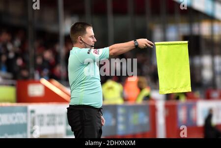 Crawley UK 12. Dezember 2020 - Linesman oder Schiedsrichter Assistent hebt seine gelbe Flagge für Offside während der Sky Bet EFL League zwei Spiel zwischen Crawley Town und Barrow AFC im People's Pension Stadium - nur für redaktionelle Verwendung. Keine Verkaufsförderung. - für Details kontaktieren Sie Football Dataco : Credit Simon Dack TPI / Alamy Live News Stockfoto