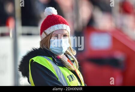 Crawley UK 12. Dezember 2020 - EINE Club Steward bleibt warm in ihrem Wollmütze während des Sky Bet EFL League Two Matches zwischen Crawley Town und Barrow AFC im People's Pension Stadium - nur für redaktionelle Verwendung. Keine Verkaufsförderung. - für Details kontaktieren Sie Football Dataco : Credit Simon Dack TPI / Alamy Live News Stockfoto