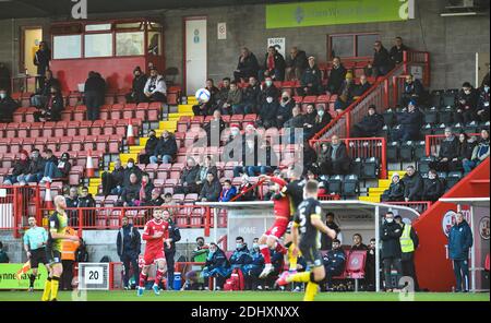 Crawley UK 12. Dezember 2020 - Fans zurück im Stadion sehen das Spiel während der Sky Bet EFL League zwei Spiel zwischen Crawley Town und Barrow AFC im People's Pension Stadium - nur für redaktionelle Verwendung. Keine Verkaufsförderung. - für Details kontaktieren Sie Football Dataco : Credit Simon Dack TPI / Alamy Live News Stockfoto
