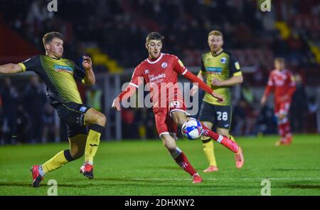 Crawley UK 12. Dezember 2020 - Ashley Nadean von Crawley wird während der Sky Bet EFL League zwei Spiel zwischen Crawley Town und Barrow AFC im People's Pension Stadium drehen - nur für redaktionelle Verwendung. Keine Verkaufsförderung. - für Details kontaktieren Sie Football Dataco : Credit Simon Dack TPI / Alamy Live News Stockfoto