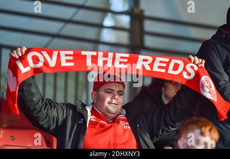 Crawley UK 12. Dezember 2020 - Fans zurück im Stadion während der Sky Bet EFL League zwei Spiel zwischen Crawley Town und Barrow AFC im People's Pension Stadium - nur für redaktionelle Verwendung. Keine Verkaufsförderung. - für Details kontaktieren Sie Football Dataco : Credit Simon Dack TPI / Alamy Live News Stockfoto