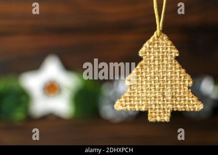 Weihnachtsspielzeug in Form eines Weihnachtsbaums auf dunklem Hintergrund. Weihnachtskarte. Hochwertige Fotos Stockfoto