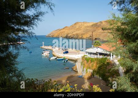 Blick durch die Bäume der Taverne am Wasser in Panormas, Rethymno, Kreta, Griechenland Stockfoto