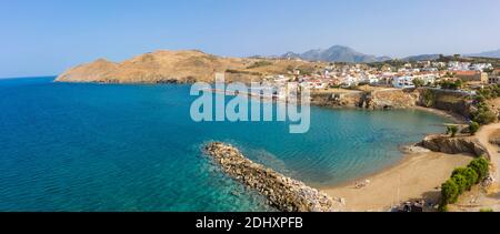 Luftpanorama Küstenansicht von Panormas mit Paralia Panormos Strand, Rethymno, Kreta, Griechenland Stockfoto