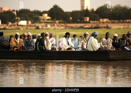 Afrika /MALI /Gao/ Menschen im Boot auf dem Niger bei Sonnenuntergang . Stockfoto