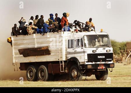 Truck bringt Peopel auf einen Markt in der Wüste in der Nähe von Gao in Mali, Westafrika. Stockfoto