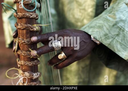 Hände des Kora-Instrumentenspielers Toumani Diabaté Ž in Bamako, Mali, Westafrika. Stockfoto