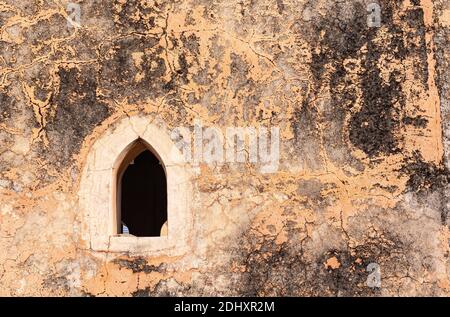 Hampi, Karnataka, Indien - 4. November 2013: Königliche Einschließung. Nahaufnahme der in hellbraun, aber schwarz geformten Wand eingekesselte. Stockfoto