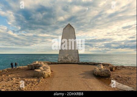 Das Trinity House Obelisk in Portland Bill, auf der Isle of Portland, Dorset, Großbritannien. Erbaut 1844 als Tagesmarke, um Schiffe vor den Küstenklippen zu warnen. Stockfoto