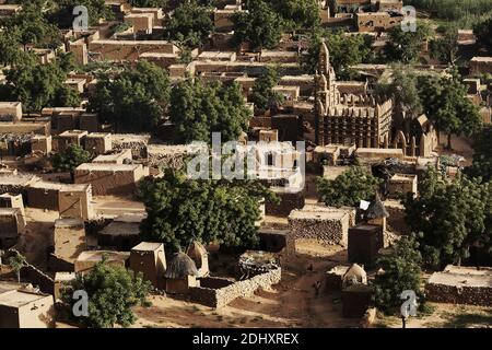 Afrika /Mali/ Dogon Country / das neue Dorf Teli mit einer wunderschönen Schlammmoschee unter den alten verlassenen Klippenhäusern . Stockfoto