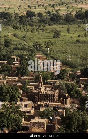 Afrika /Mali/ Dogon Country/das neue Dorf Teli mit einer wunderschönen Schlammmoschee unter den alten verlassenen Klippenhäusern Stockfoto