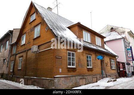 Parnu, Estland - 18. Januar 2019: Holzhäuser in Parnu, Puhavaimu Straße im Winter Stockfoto