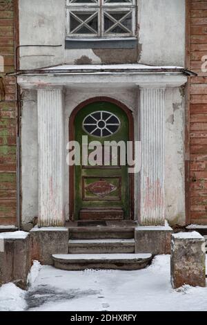 Parnu, Estland - 18. Januar 2019: Holzarchitektur von Wohngebäuden Stockfoto