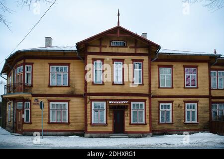 Parnu, Estland - 18. Januar 2019: Nikolai Straße 30/1 im Winter Stockfoto