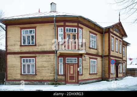 Parnu, Estland - 18. Januar 2019: Nikolai Straße 30/1 im Winter Stockfoto