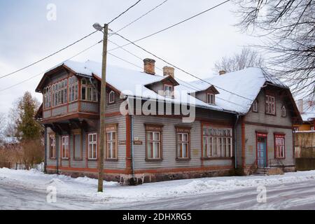 Parnu, Estland - 18. Januar 2019: Nikolai Straße 28 im Winter Stockfoto