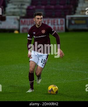 Scottish Championship - Heart of Midlothian / Queen of the South. Tynecastle Park, Edinburgh, Midlothian, Großbritannien. Dezember 2020. Hearts ist Gastgeber der Queen of the South bei der Scottish Championship im Tynecastle Park, Edinburgh. Bild zeigt: HeartsÕ Andrew Irving, bringt den Ball nach oben. Kredit: Ian Jacobs/Alamy Live Nachrichten Stockfoto