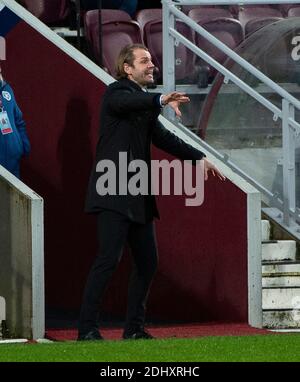 Scottish Championship - Heart of Midlothian / Queen of the South. Tynecastle Park, Edinburgh, Midlothian, Großbritannien. Dezember 2020. Hearts ist Gastgeber der Queen of the South bei der Scottish Championship im Tynecastle Park, Edinburgh. Bild zeigt: Robbie Neilson, ein animierter Hearts-Manager, ruft seinen Spielern in der ersten Halbzeit Anweisungen. Kredit: Ian Jacobs/Alamy Live Nachrichten Stockfoto