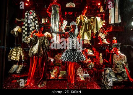 Das Schaufenster für die kommende Weihnachtszeit im Kaufhaus Bergdorf Goodman an der Fifth Ave. Und 57th St. in Midtown Manhattan. Stockfoto