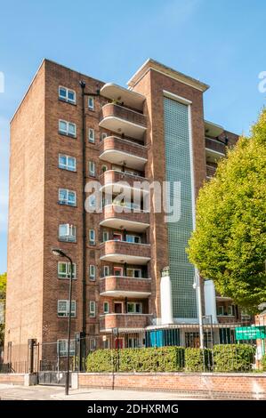 Das Gebäude des Hochhauses der Nachkriegszeit, das Cecil Rhodes House auf dem Anwesen der Goldington Street beherbergt, wurde am 13. September 2021 offiziell in Park View House umbenannt. Stockfoto
