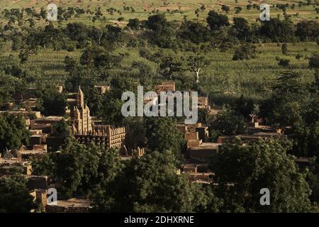 Afrika /Mali/ Dogon Country/das neue Dorf Teli mit einer wunderschönen Schlammmoschee unter den alten verlassenen Klippenhäusern Stockfoto